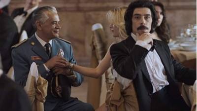 El actor Mario Zaragoza (en uniforme) en una escena de la serie de Luis Miguel.