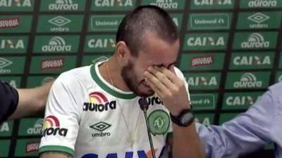 Alan Ruschel no pudo contenar las lágrimas al recordar la tragedia en la que murieron sus compañeros del Chapecoense.