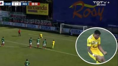 Ramiro Rocca al momento de marcar de penal su primer gol con Real España.