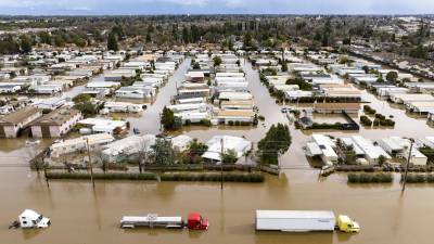 Graves inundaciones afectan gran parte de California tras fuertes lluvias que seguirán azotando el estado este jueves.