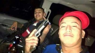 Supuestos miembros del cartel del Golfo han vuelto a desafiar a 'El Chapo' Guzmán con fotografías en el sitio especializado 'El blog del narco'.