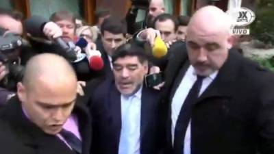 Diego Maradona salió, aparentemente, en estado de ebridad del almuerzo de directivos del Real Madrid y Napoli.