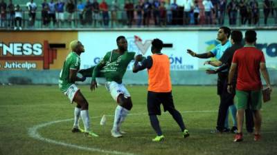 Yustin Arboleda se mostró muy molesto al final del partido contra el Motagua. Foto Marvin Salgado