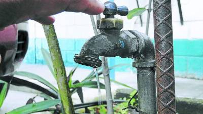 Desde la semana anterior en El Progreso es poco el flujo de agua en las llaves.