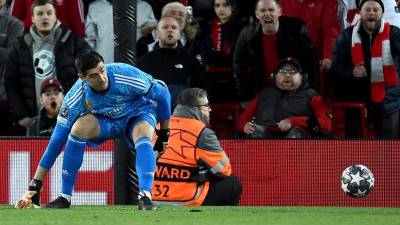 ¡Horror! El tremendo error de Courtois ante el Liverpool
