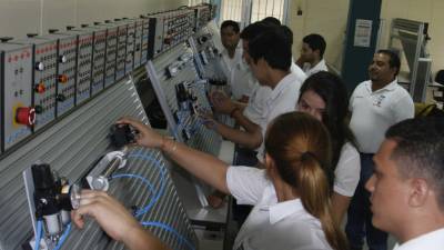 Los alumnos de Automatización Automotríz esperan ansiosos el nuevo equipo tecnológico para reforzar conocimientos.