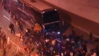Enfadados por el resultado, ultras del Oporto paran el bus del equipo.