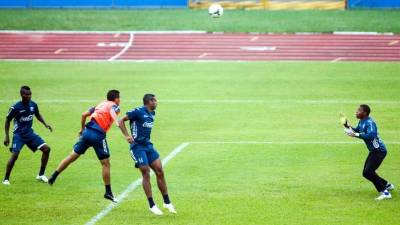 Johnny Leverón y Eddie Hernández saltan por el balón en el entrenamiento de este viernes de la Selección de Honduras.