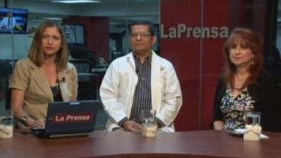 Los invitados en la sala de redacción, el doctor Manuel Maldonado, cirujano oncólogo y mastólogo; Jacky Babún, sobreviviente al cáncer, junto con la periodista Karen Mendoza.