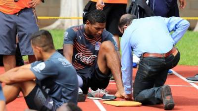 Carlo Costly en la revisión que le hizo el médico Elmer López. Foto Ronald Aceituno
