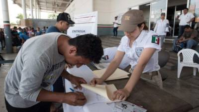 Los migrantes centroamericanos recibieron una tarjeta humanitaria al ingresar a territorio mexicano./AFP.