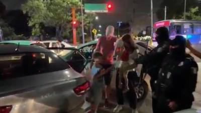 Una familia de turistas extranjeros fue desalojada del Uber en el que se dirigían hacia su hotel por un grupo de taxistas.