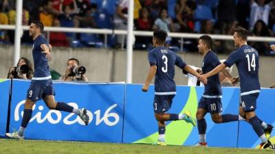Jonathan Calleri (izquierda) celebrando el segundo gol de Argentina ante Argelia. Foto AFP