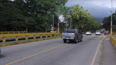 Los vehículos pueden tomar la 7 calle y luego girar hacia la derecha por la 21 avenida, hasta llegar al semáforo ubicado en el bulevar José Antonio Peraza, para luego hacer un giro a la izquierda.