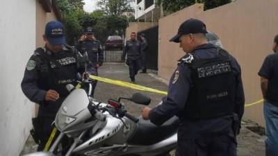 El cadáver fue encontrado en la entreda a un edificio de apartamentos.