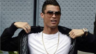 Juventus' Portuguese forward Cristiano Ronaldo takes off his jersey at the end of the Italian Serie A football match Juventus vs Napoli on September 29, 2018 at the Juventus stadium in Turin. / AFP PHOTO / Marco BERTORELLO