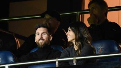 Lionel Messi junto a su esposa Antonela Roccuzzo en uno del palcos del Parque de los Príncipes, estadio del PSG.