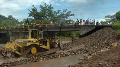 Protestors holding placards are seen as the motorcade carrying US President Donald Trump passes by on its way to El Paso International Airport in El Paso, Texas, August 7, 2019, following his visit after last weekend's mass shootings. (Photo by SAUL LOEB / AFP)