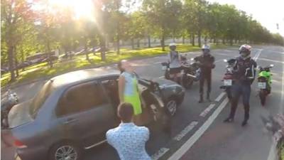 Un video subido a YouTube que en menos de siete días con casi cinco millones de vistas, muestra a un joven preparar un complicado escenario con la finalidad de proponerle matrimonio a su novia. Foto YouTube