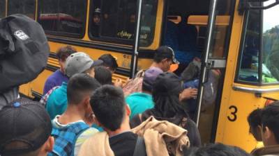 El Gobierno hondureño puso a disposición varios buses que transportan a los migrantes desde Agua Caliente a San Pedro Sula.