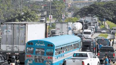 El accidente vehicular se produjo en el bulevar del Sur entrada a San Pedro Sula. Foto Archivo.