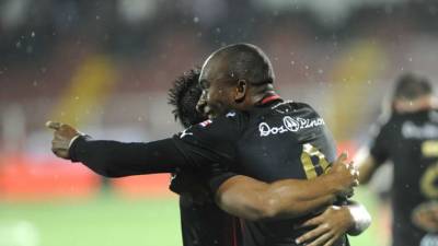 Jerry Palacios festeja uno de sus tres goles del lunes.