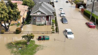 Varias comunidades quedaron inundadas tras el rompimiento de un dique en California.