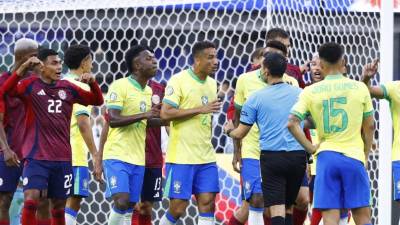Jugadores de Brasil evidenciaron su frustración luego de no poder abrir el cerrojo de Costa Rica.