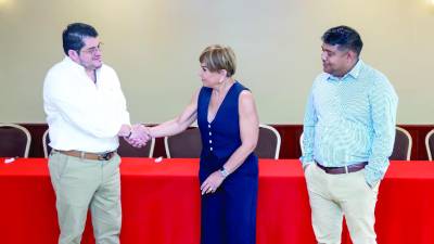 Juan José Romero Sabillón, nuevo director ejecutivo de la Cámara de Comercio Hondureño Rusa, Pamela Blanco, Cónsul Honoraria de Rusia y el presente de la Cámara Luis López