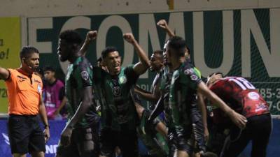 Plantilla del Juticalpa FC celebró con euforia el triunfo ante Olancho FC.