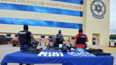 Miembros de la DPI muestra el decomiso hecho a la pandilla barrio 18.