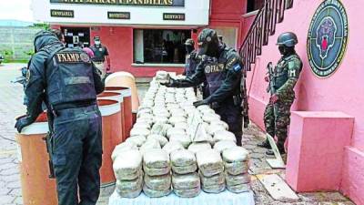 En la colonia El Pedregal de Tegucigalpa encontraron 350 paquetes de marihuana y en La Ceiba incautaron 117 paquetes del alucinógeno que llevaban ocultos en unas llantas.