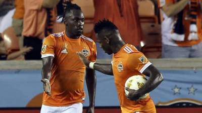 Alberth Elis es felicitado por Romell Quioto tras su gol contra Portland Timbers.