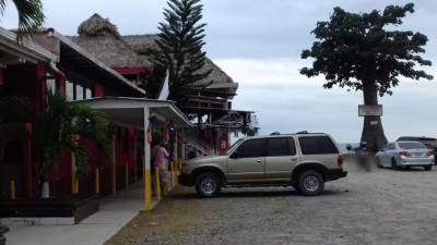 El cuerpo quedó boca abajo a pocos métros de su vehículo (derecha) Land Rover negro.