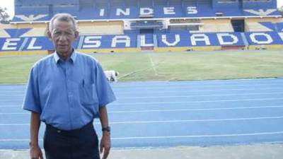 El cronista deportivo en uno de sus viajes a tierras salvadoreñas. Foto Cortesía Facebook.