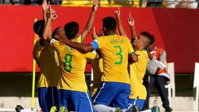 Jugadores brasileños celebrando un gol contra Guinea. Foto FIFA.com