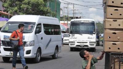 Sampedrano cruzando una calle del centro de la ciudad.