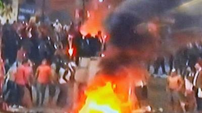 Los manifestantes quemaron llantas y rótulos impidiendo el tránsito sobre el puente.