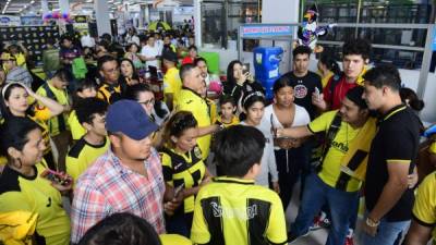 La hinchada de la Máquina llegó de forma multitudinaria a la sesión de autógrafos que dio el club.