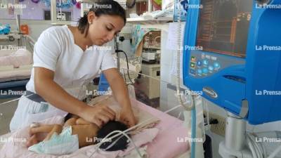 La niña es cuidada en el Hospital Escuela Universitario.