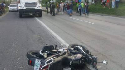 El cuerpo del hombre quedó tirado en el pavimento.