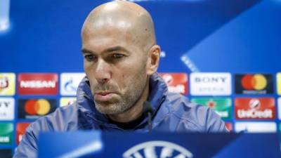 El entrenador del Real Madrid, Zinedine Zidane, durante la rueda de prensa ofrecida tras el entrenamiento de hoy. FOTO EFE.