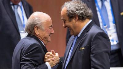 Joseph Blatter y Michel Platini tendrán que comparecer ante la justicia suiza por fraude.