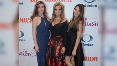La actriz Daniela Castro (c) junto a sus hijas Daniela y Alexa.