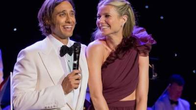 Gwyneth Paltrow (d) y Brad Falchuk se casaron tras cuatro años de relación.