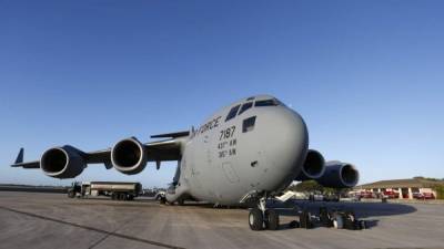 Soldados estadounidenses cargan un avión de carga C-17 con comida, agua y medicamentos para una misión humanitaria a Venezuela. AFP