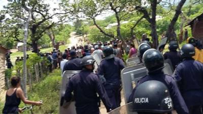 En el desalojo resultaron heridas más de diez personas, entre menores, mujeres y personas mayores.