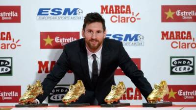 Messi posando con sus cuatro Botas de Oro. Foto AFP
