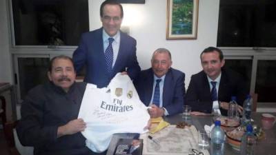 La camiseta de Cristiano Ronaldo fue entregada a Ortega por el expresidente del Parlamento español José Bono. /Cortesía Viva Nicaragua- Canal Trece