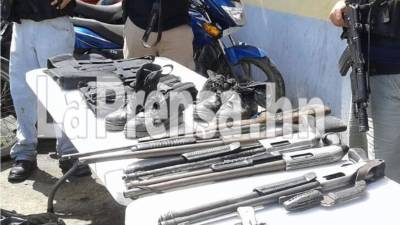 Las armas encontradas en el allanamiento ya están en poder de las autoridades policiales.